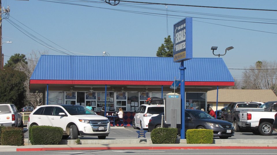 Front view of a hamburger restaurant on Lerdo Highway.